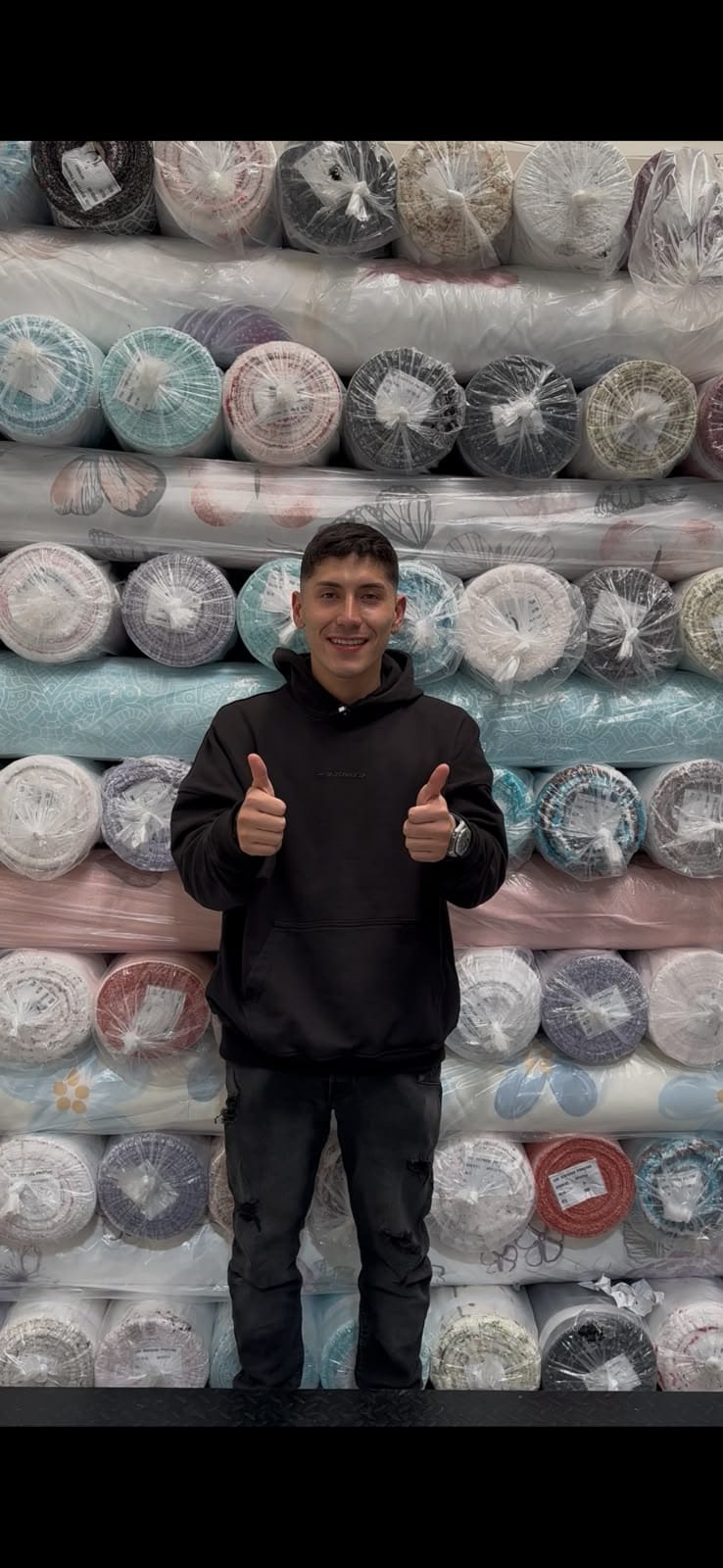 Fundador de Dear Homee en bodega de textiles